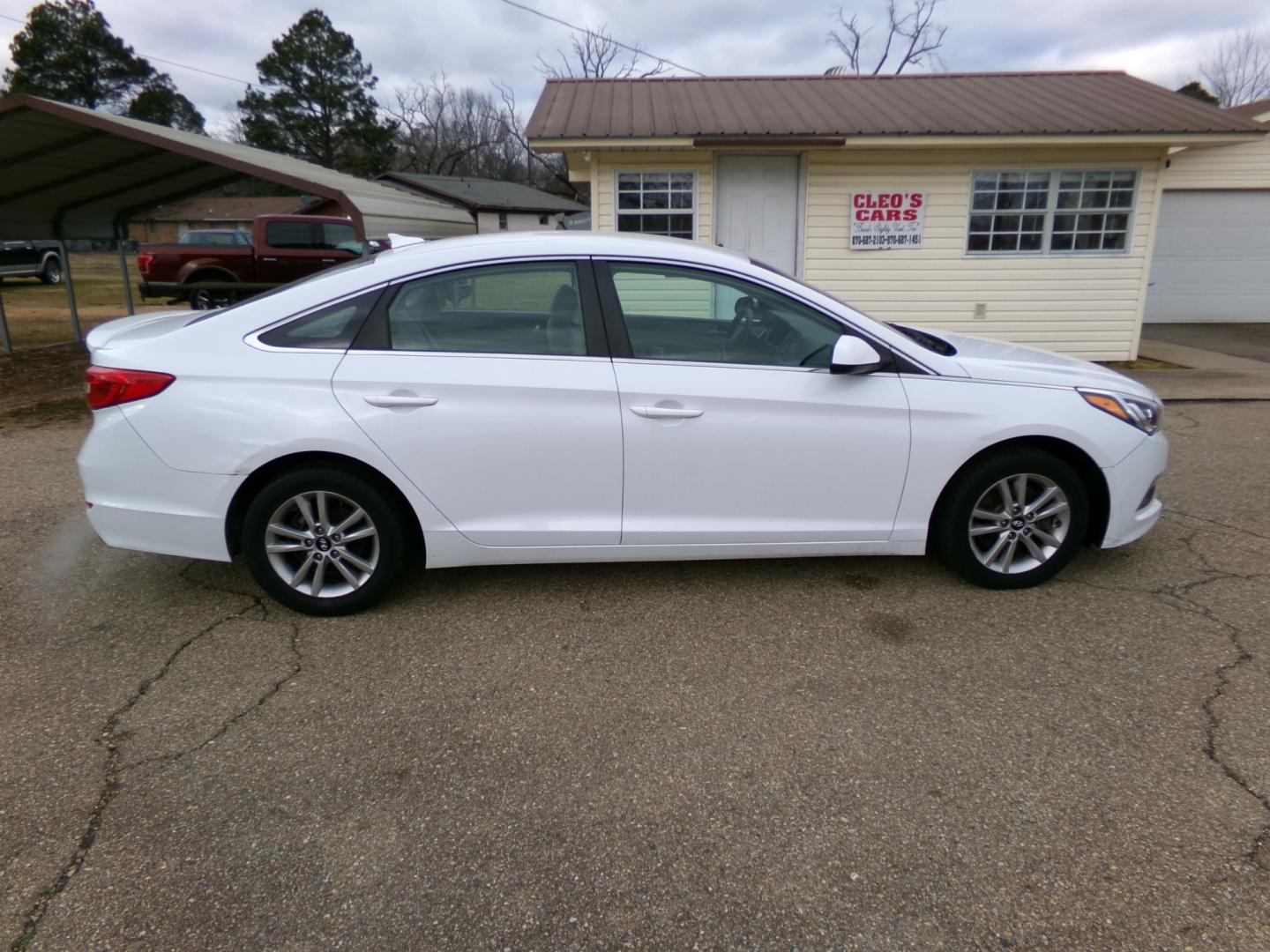 2015 White /Gray Hyundai Sonata ECO (5NPE24AF6FH) with an 1.6L L4 DOHC 16V engine, 7-Speed Automatic transmission, located at 401 First NE, Bearden, AR, 71720, (870) 687-3414, 33.726528, -92.611519 - Photo#20